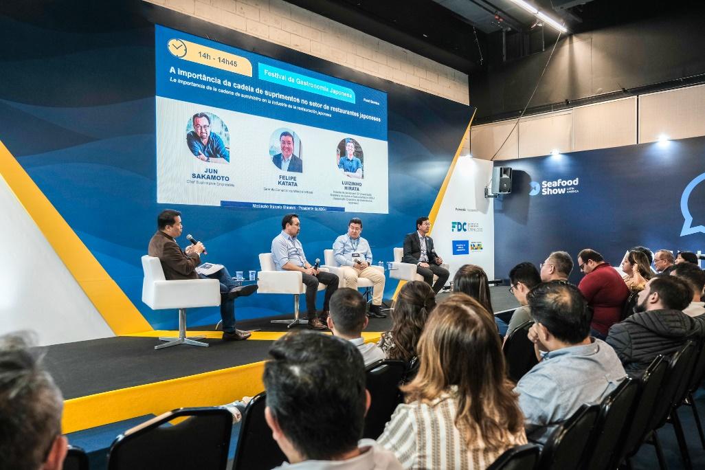 Grupo de pessoas sentadas em sala de aulaDescrição gerada automaticamente com confiança média
