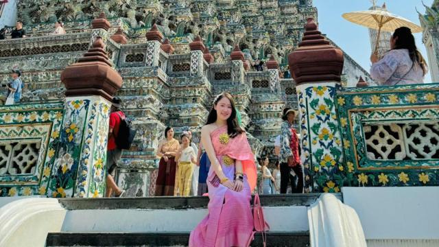 Hồng Nhung tại Wat Arun