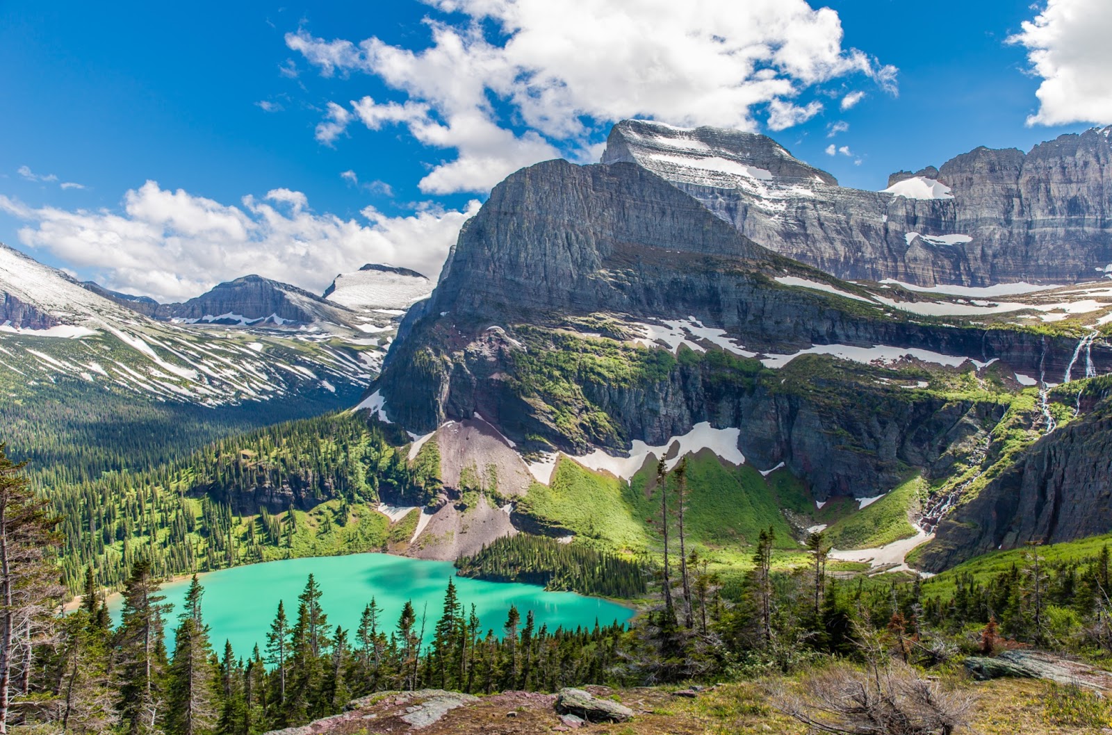 turquoise alpine lake surrounded by mountains