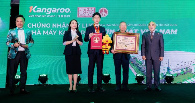 Đại diện Tổ chức kỷ lục Việt Nam trao chứng nhận cho lãnh đạo tập đoàn. Ảnh: Kangaroo