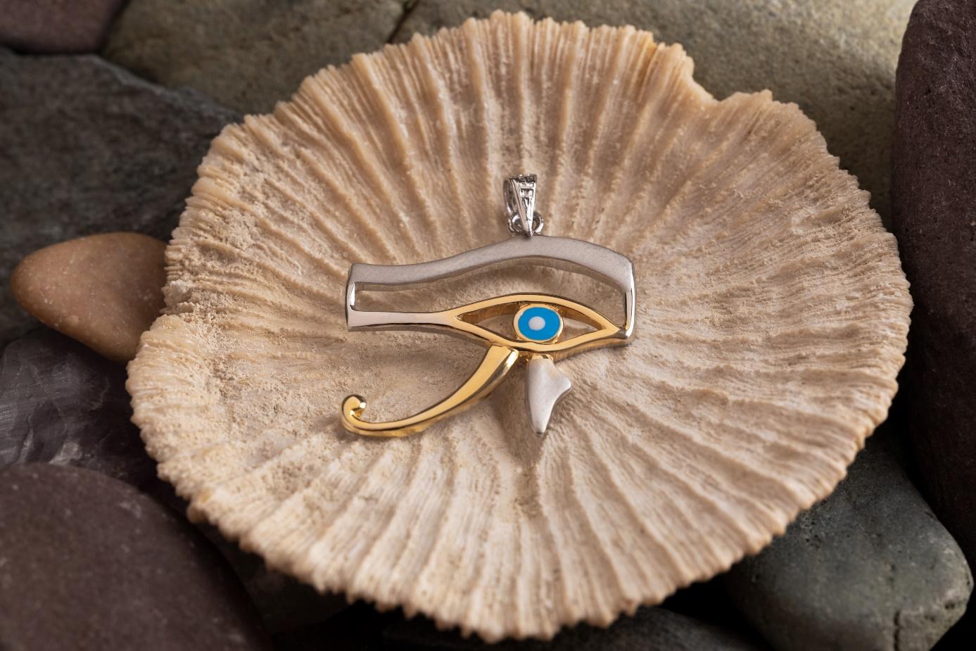 Egipski amulet, srebrno-złote Oko Horusa, pamiątka z wakacji w Egipt Sharm el Sheikh