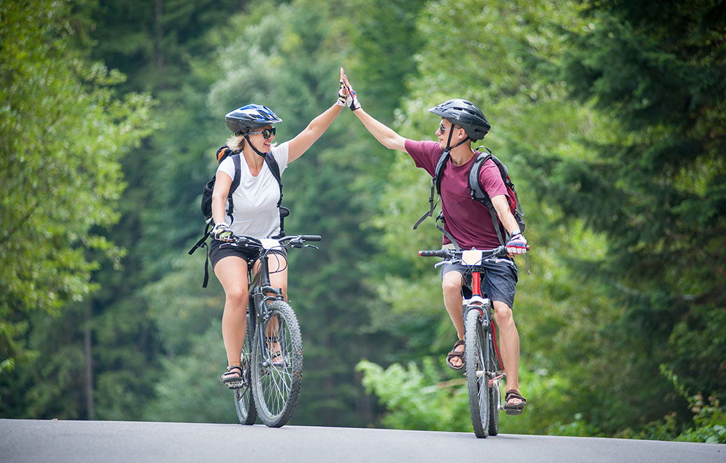 Аренда велосипеда в парке – отличный способ интересно провести время с девушкой