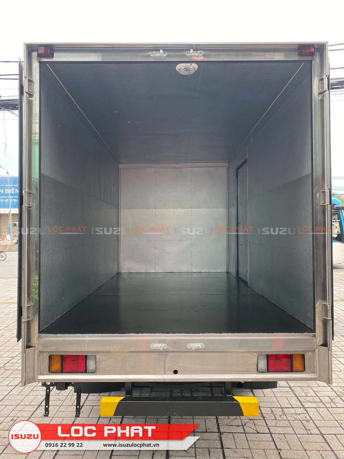 Xe tải Isuzu QKR 230 1.9 tấn Thùng Kín