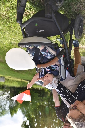 Obraz zawierający osoba, ubrania, na wolnym powietrzu, małe dziecko

Opis wygenerowany automatycznie