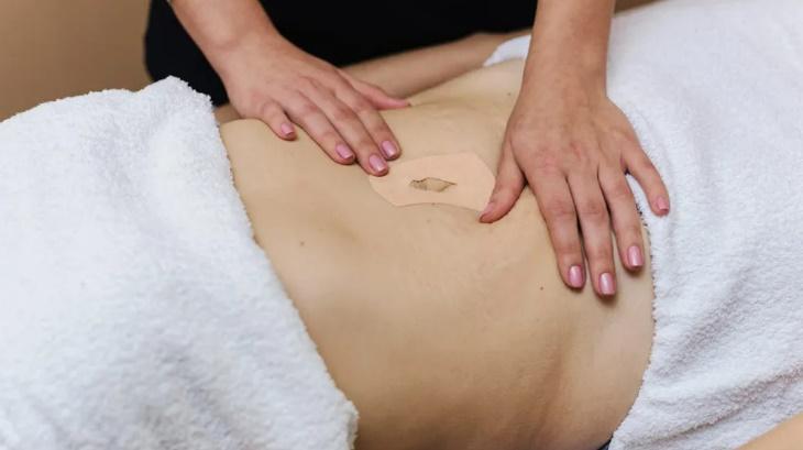 A person getting a waxed back massage

Description automatically generated