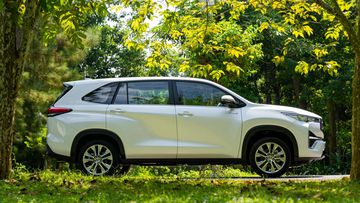 Thân xe Toyota Innova 2024 cơ bắp với các hốc bánh cứng cáp và ốp bảo vệ hầm hố