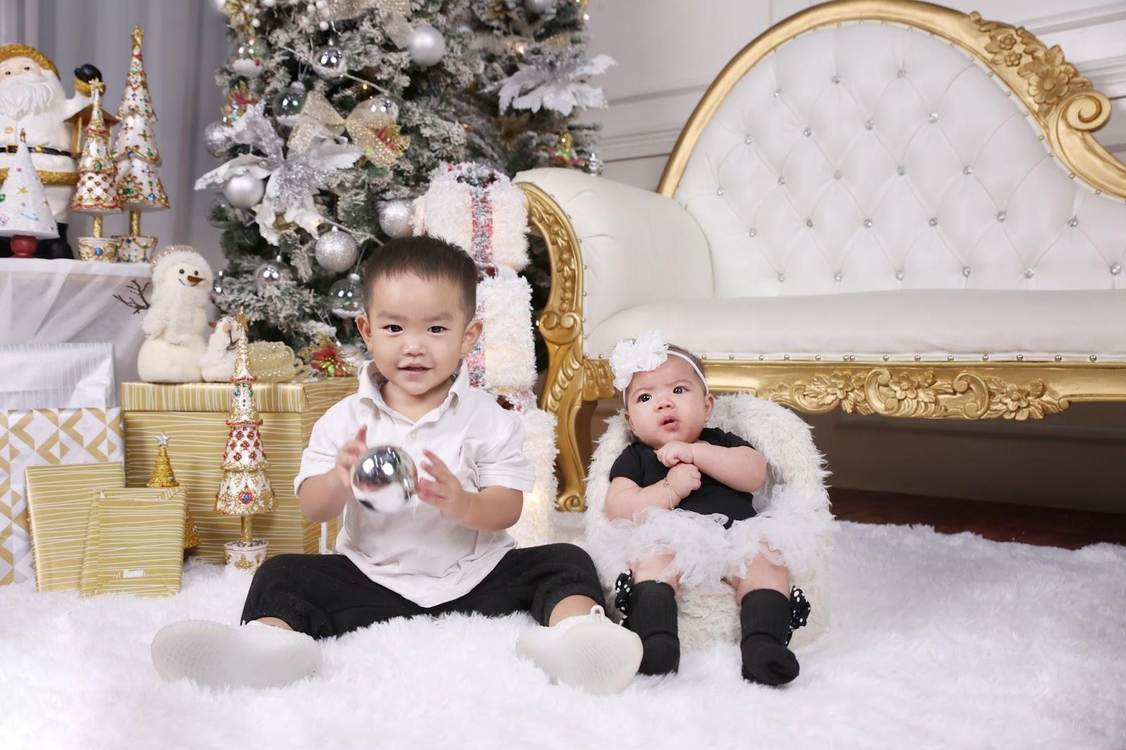 Family Christmas Photo Outfit Ideas: black and white combo outfits