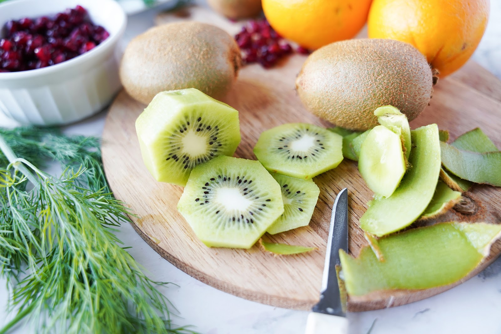 Slice the kiwis and place them in a circle on top of the dill.