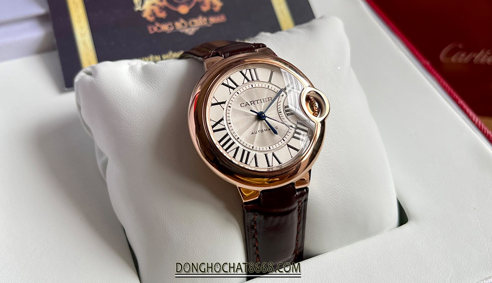 Khung vỏ của đồng hồ Cartier 1:1 cao cấp được làm từ thép không gỉ và có sẵn các sản phẩm mạ PVD và bọc vàng.