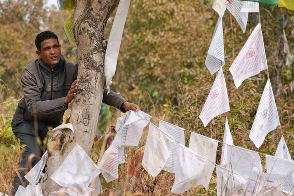 Hanging biodegradable prayer flags at Halesi. | Sushil Manadhar