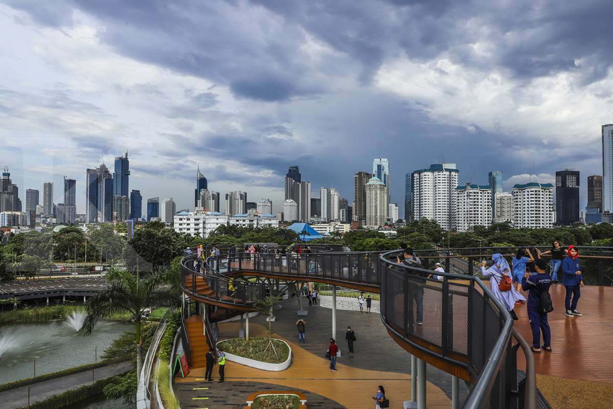 Ngabuburit di jakarta skywalk senayan park