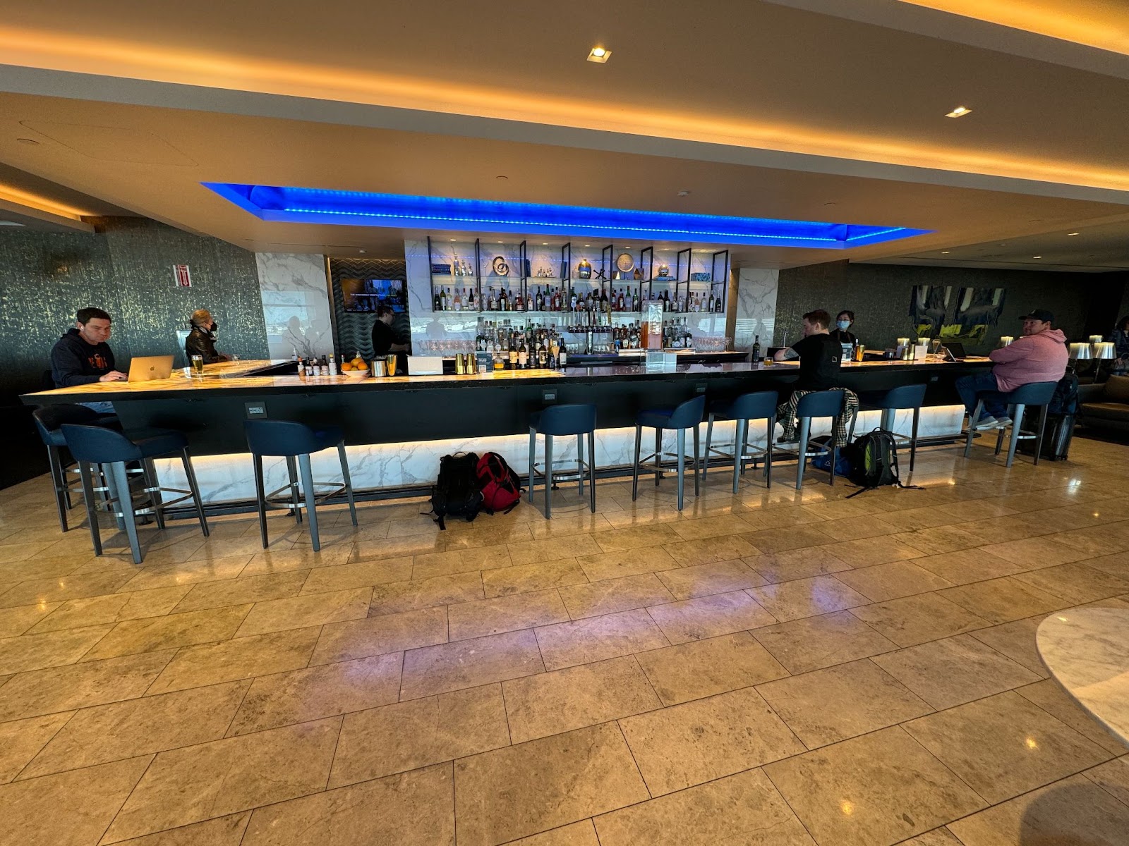 The newly renovated large bar in the SFO Polaris lounge