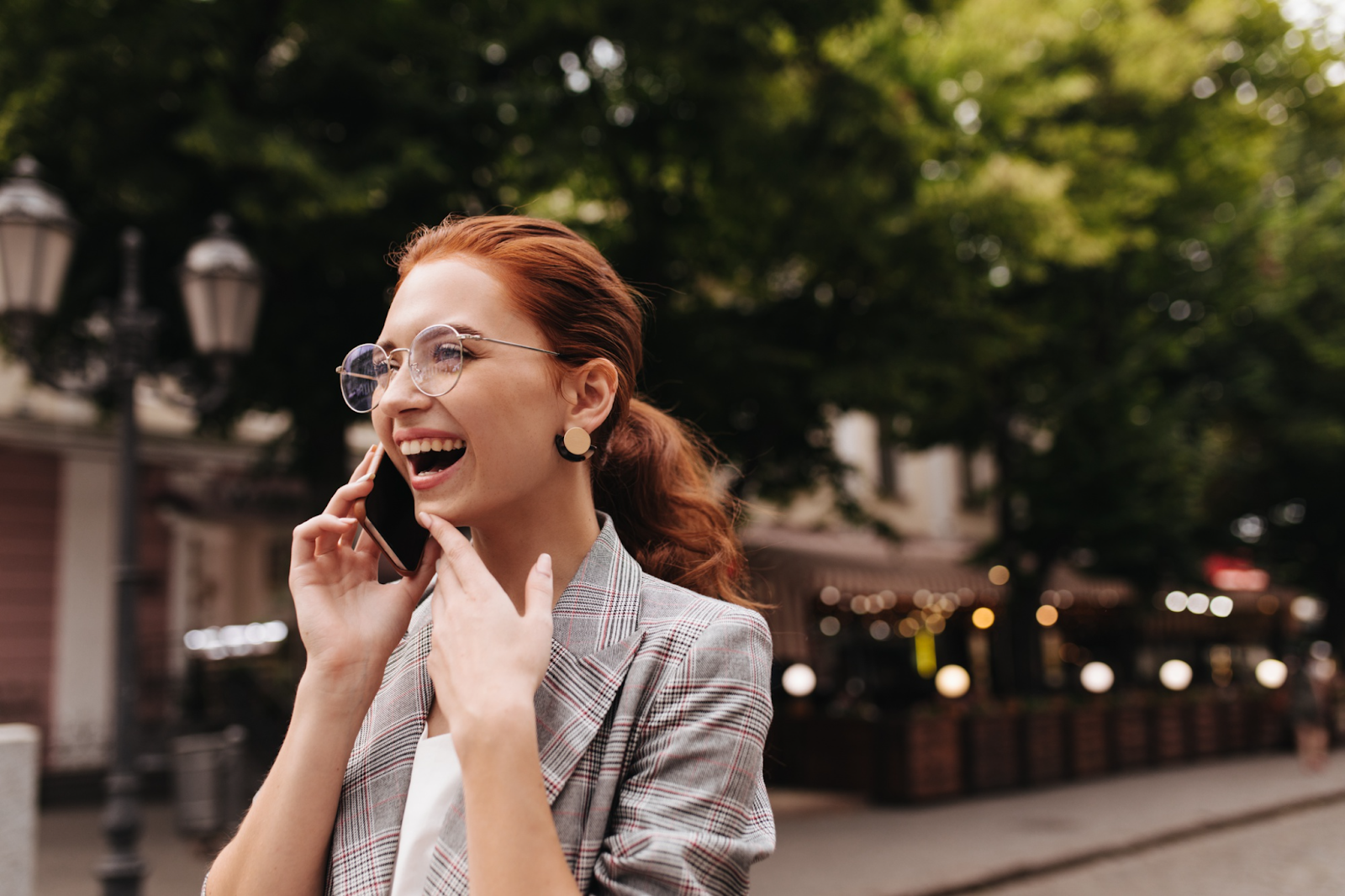 Mulher utilizando a telefonia de qualidade da Baldussi Telecom.