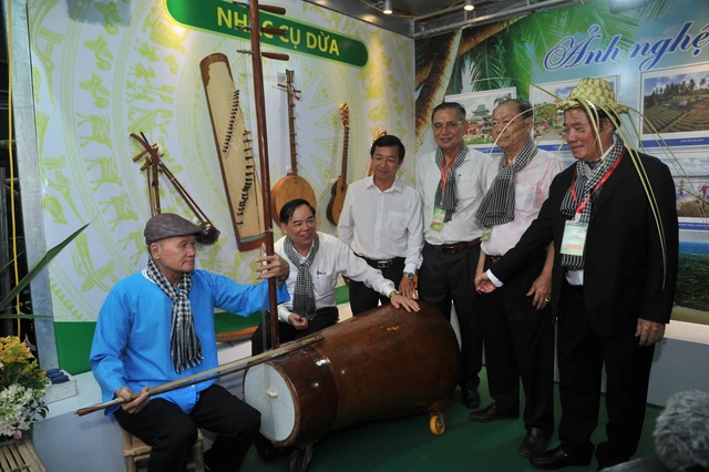
The special musical instruments made of coconut are created by the artist Võ Văn Bá.
