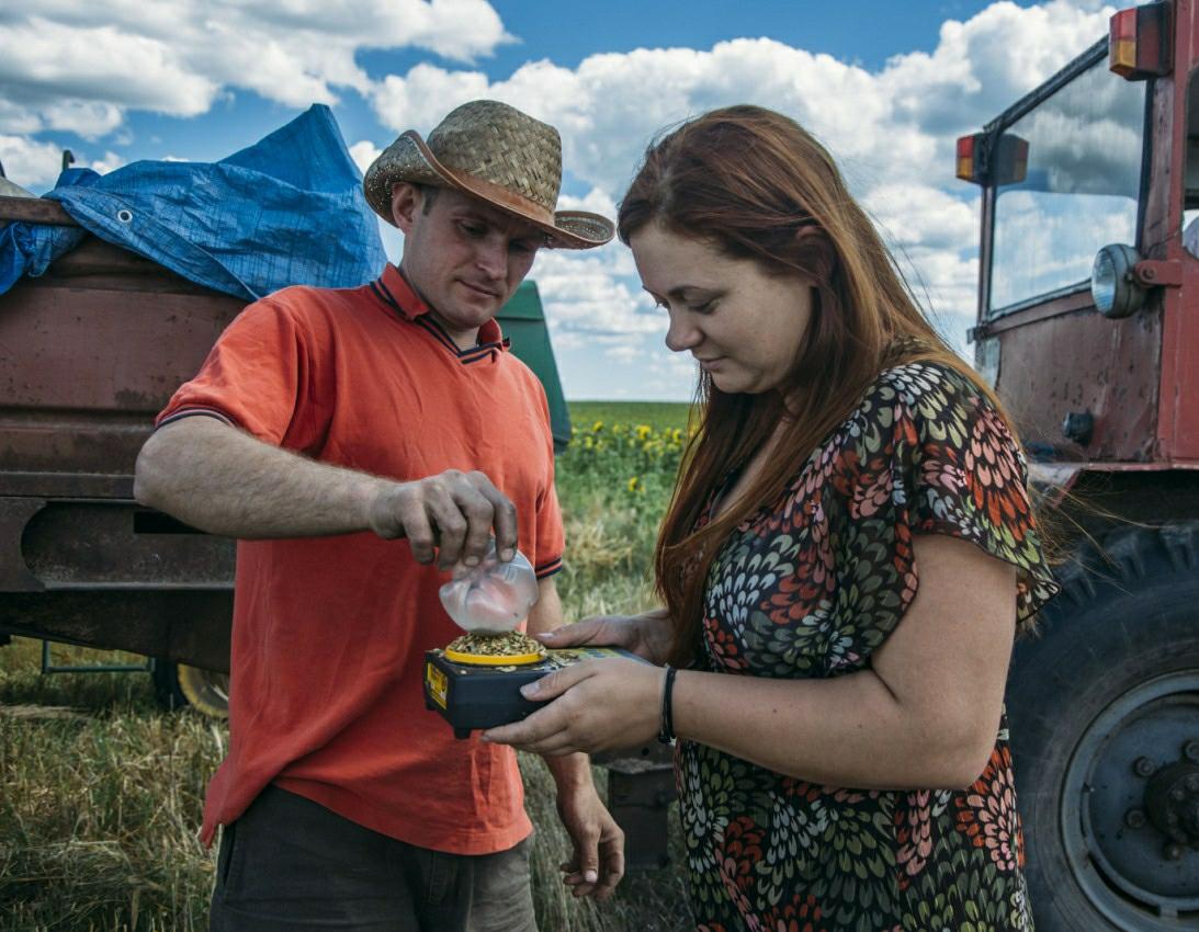 Сергій і Тетяна працюють на полі. Фото надала героїня