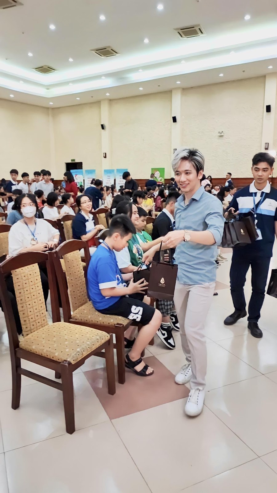Anh Đức Nguyễn - CEO & Founder Mela Việt Nam trao quà cho các em học sinh tại Diễn đàn.