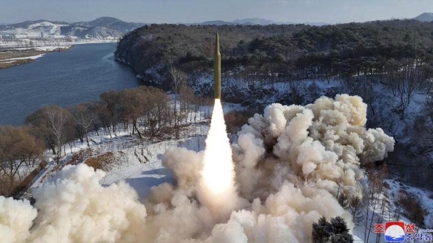 Hình ảnh do chính phủ Bắc Triều Tiên cung cấp: Tên lửa bội siêu thanh tầm trung sử dụng nhiên liệu rắn được phóng ngày 14/01/2024.