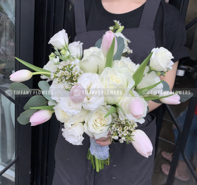 Giá hoa cưới cầm tay bao nhiêu? Liên hệ ngay Tiffany để biết thêm thông tin chi tiết bạn nhé!