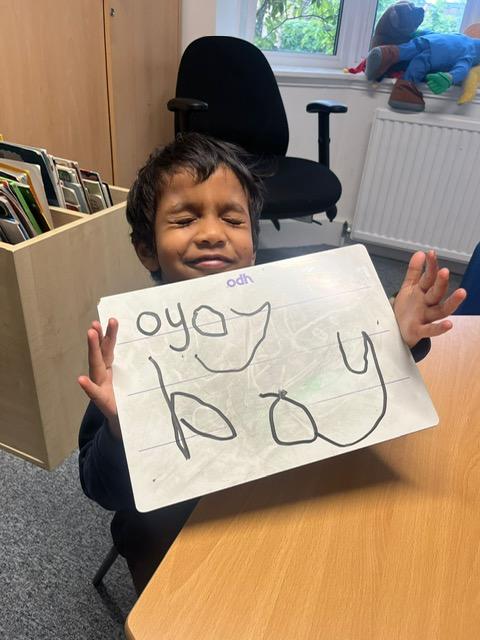 A child holding a sign

Description automatically generated