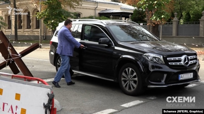 Народний депутат Антон Яценко сідає в Mercedes