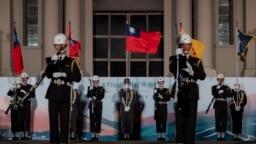 资料照片:台湾总统府公布的照片显示军人在台北举行升旗仪式。(2023年1月1日)
