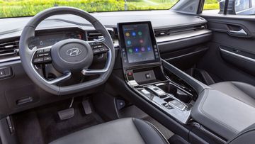 Bảng táp lô Hyundai Custin 2024 thiết kế công thái học, với màn hình nghiêng nhẹ về phía người lái