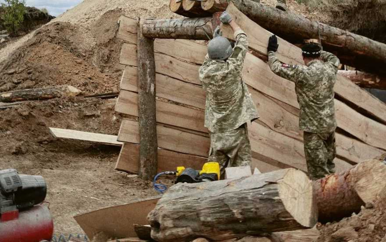 Оборонцям потрібно чимало деревини для бліндажів, траншей та шанців