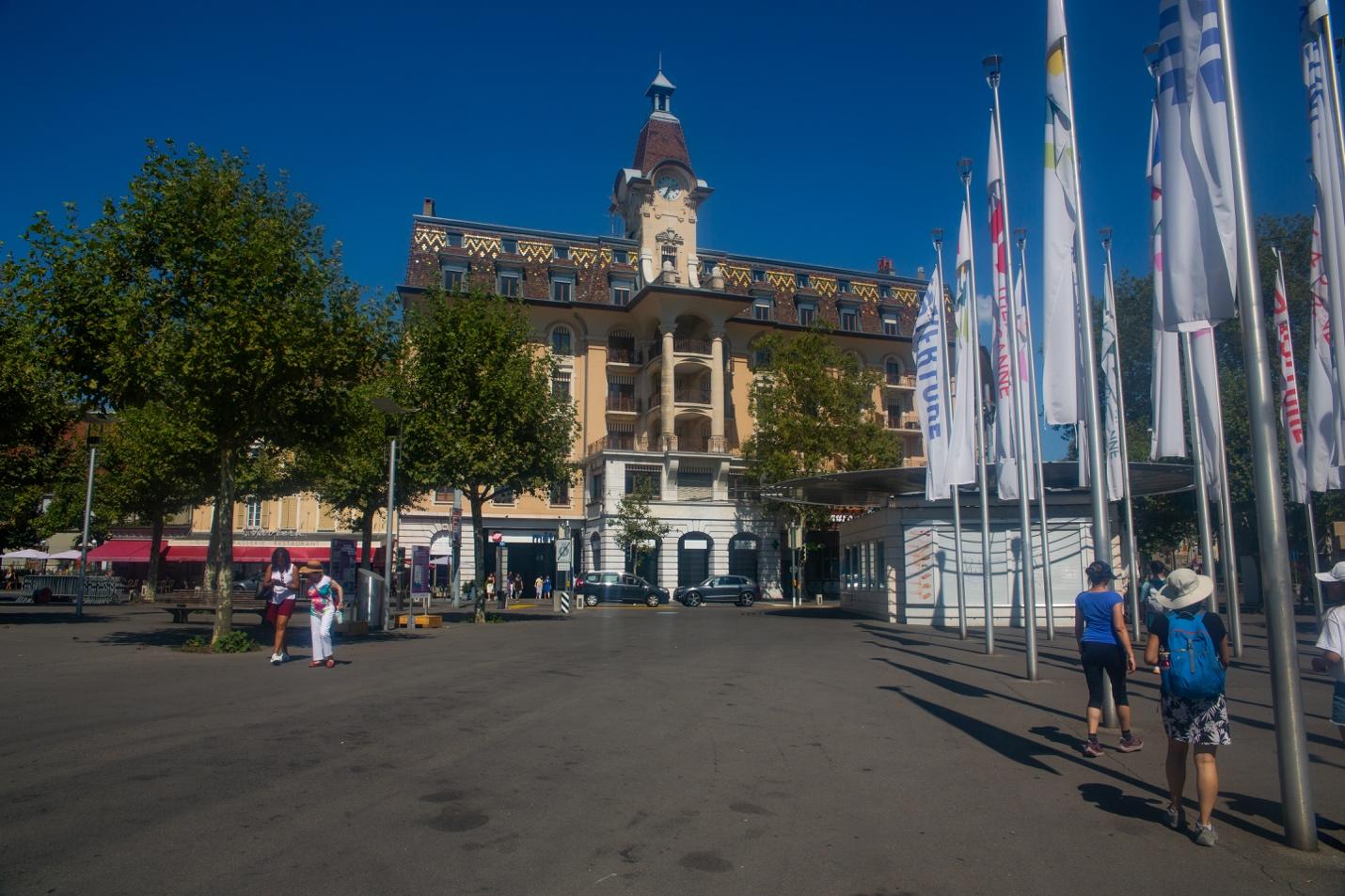 A building with flags in front of it

Description automatically generated