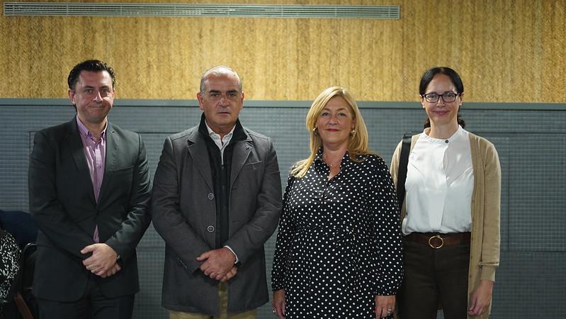 Un grupo de hombres posando para una fotoDescripción generada automáticamente