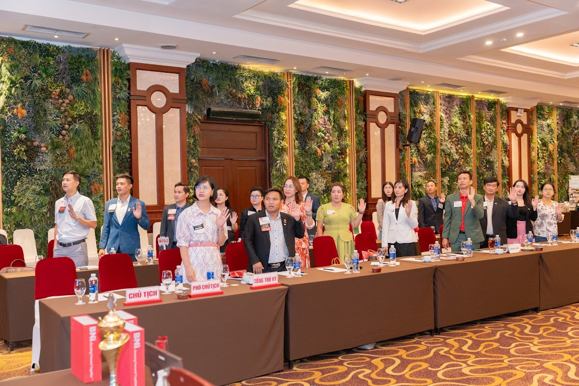 Thành viên mới cùng các thành viên trong “ngôi nhà BNI” đọc 6 quy tắc đạo đức của BNI CEO Chapter Thành viên mới cùng các thành viên trong “ngôi nhà BNI” đọc 6 quy tắc đạo đức của BNI CEO Chapter