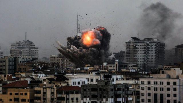 ۹ اکتبر ۲۰۲۳ در جریان حمله هوایی اسرائیل، دود و آتش بر روی ساختمانی در شهر غزه برخاست