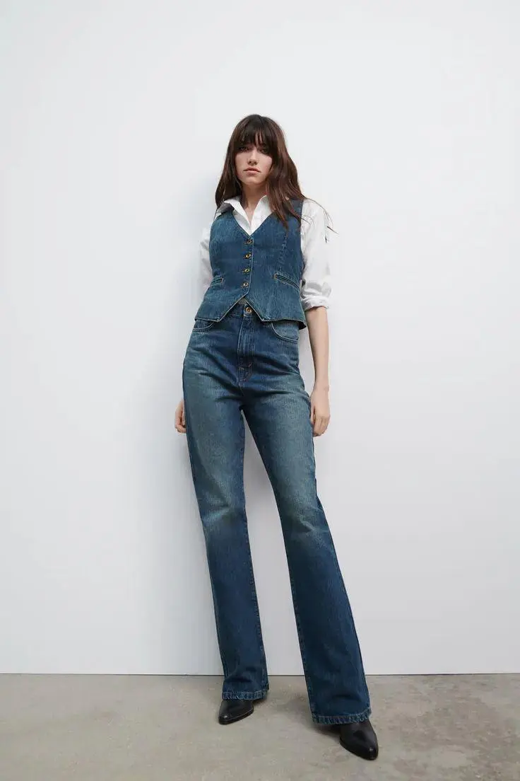 Áo vest gile với quần denim cá tính