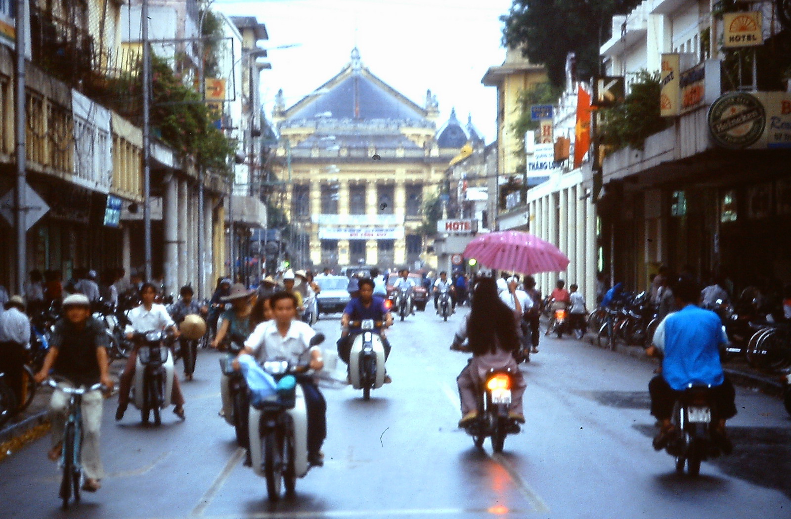 Ba miền Việt Nam năm 1995 qua 80 bức ảnh của Andy Tarica