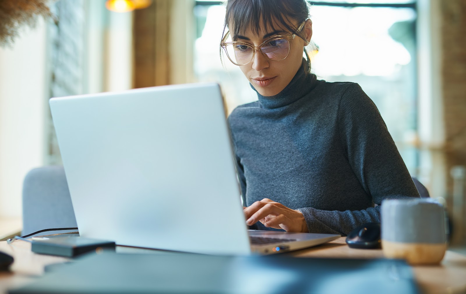 Programadora trabalha em seu notebook