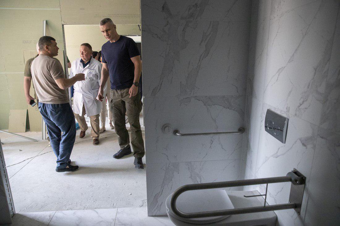 Віталій Кличко під час перевірки, як ремонтують Київський госпіталь ветеранів війни