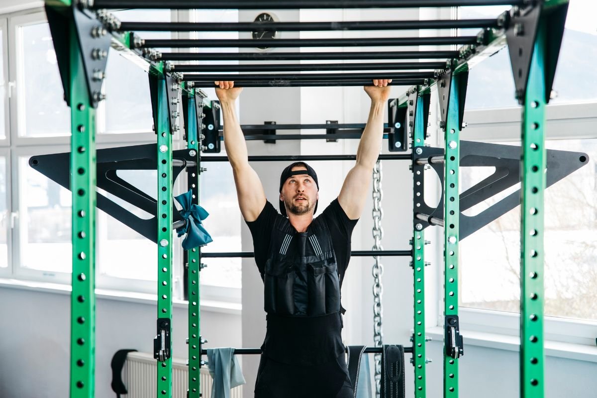 homem praticando exercicios para antebraco