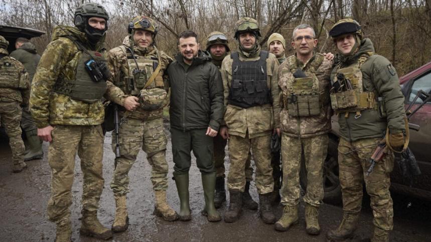 Tổng thống Ukraina Volodymyr Zelensky (thứ 3 từ trái) cùng các binh sĩ trong chuyến thăm mặt trận vùng Zaporizhzhia, Ukraina, ngày 04/02/2024.