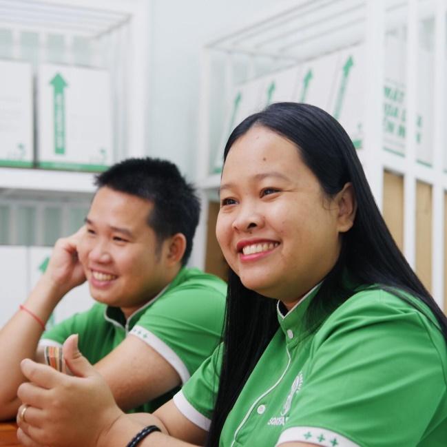 Hai nhà sáng lập thương hiệu mật hoa dừa Sokfarm, chị Thạch Thị Chal Thi và chồng, anh Phạm Đình Ngãi. Ảnh do Sokfarm cung cấp ngày 20/01/2024.