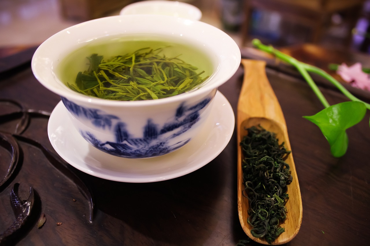 Lavorazione delle foglie di tè verde: dalla pianta alla tazza