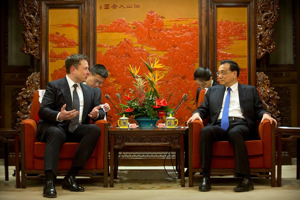 2018年,特斯拉首席执行官马斯克(左)与李克强在北京会面。