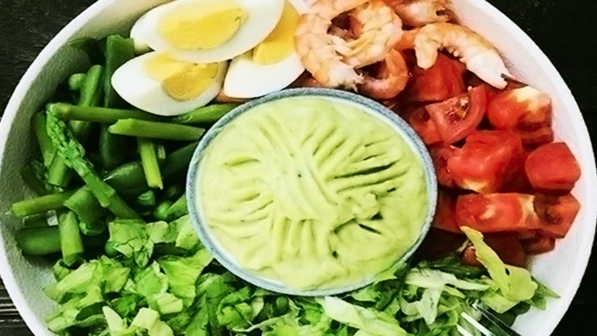 Ăn kiêng cùng với salad sốt kem bơ