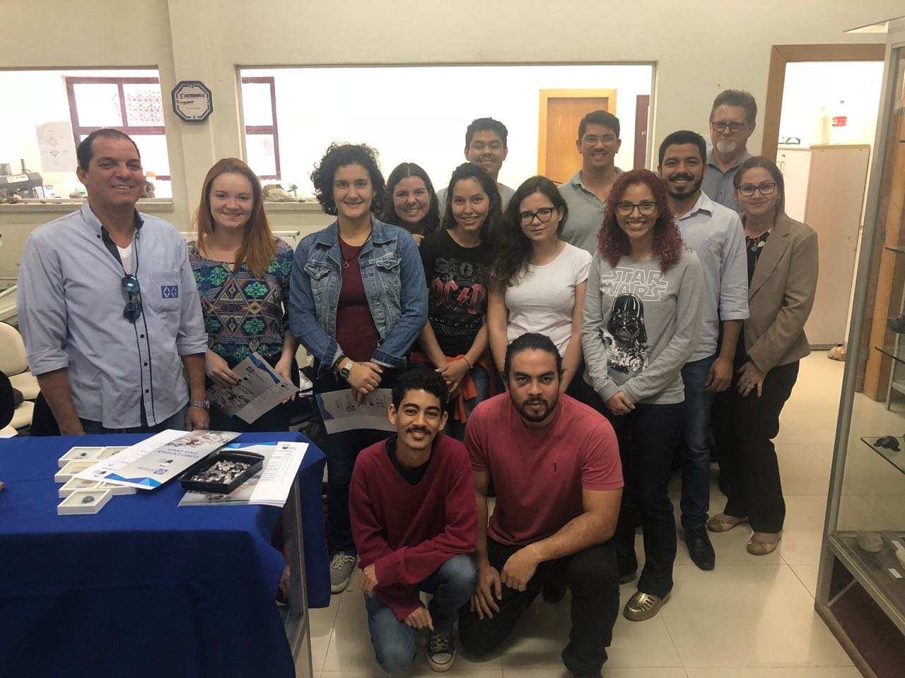 Grupo de pessoas posando para foto

Descrição gerada automaticamente