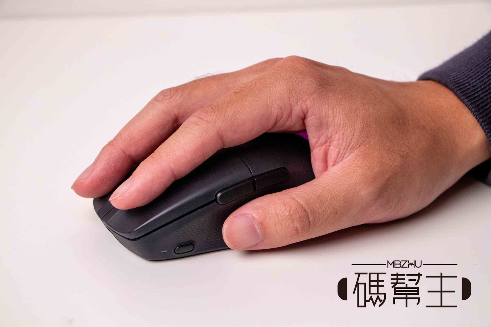 極致輕盈 征服沙場｜ROCCAT PURE 系列超輕量電競滑鼠開箱 16