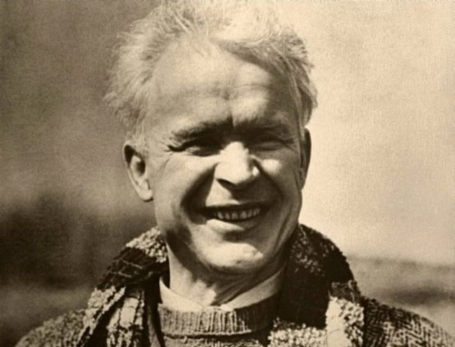 Олександр Довженко (1894–1956) – український письменник, кінорежисер, кінодраматург, художник, класик світового кінематографа