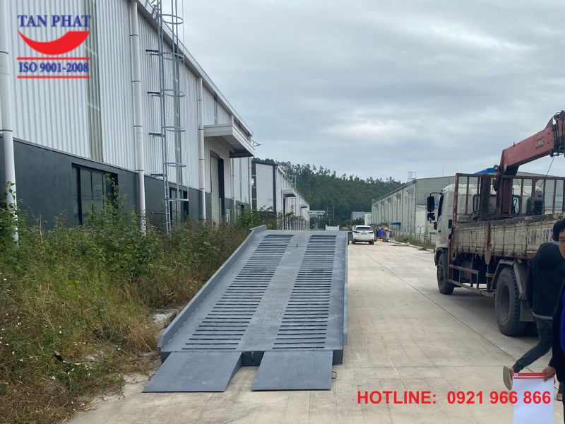 Cầu dẫn xe nâng lên container 8 tấn