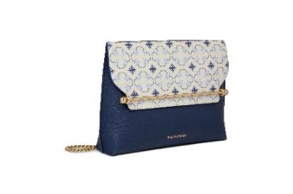 A blue and white purse  Description automatically generated