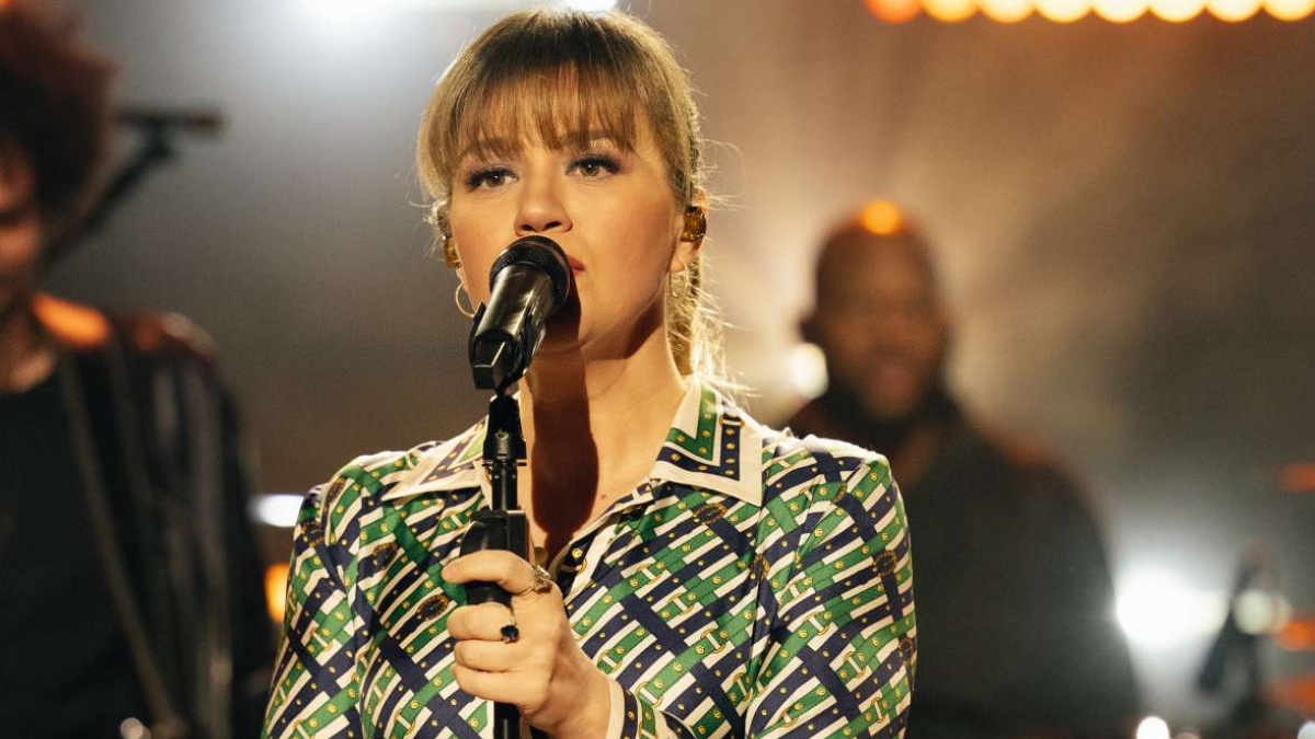 Kelly Clarkson Covers 'Over The Rainbow,' a Song Close to Her Family's ...