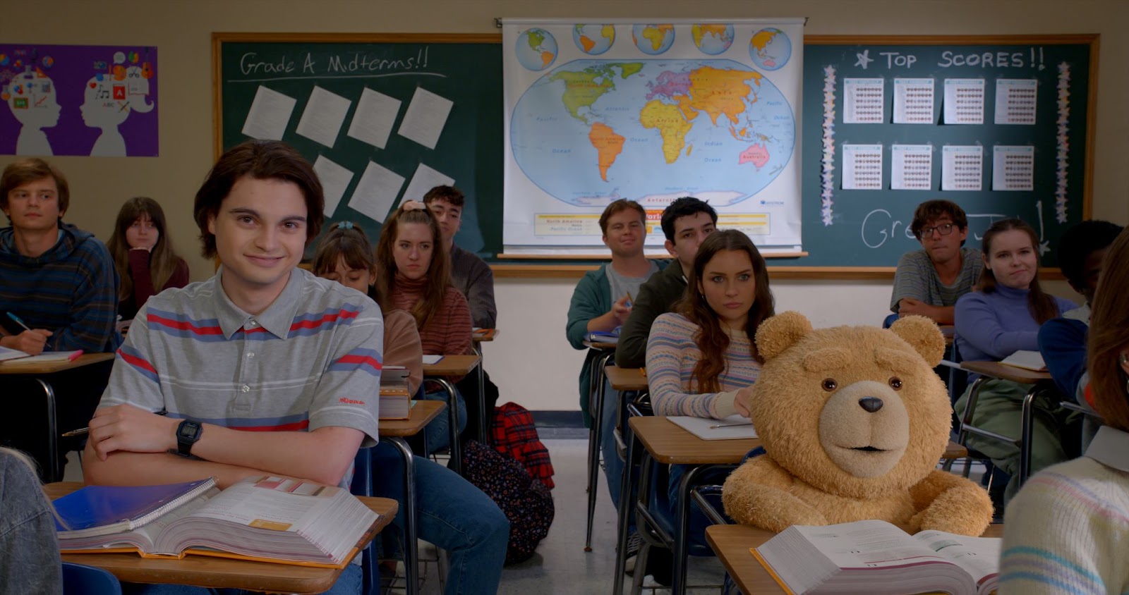 John Bennett y el oso Ted sentados en una sala de clases