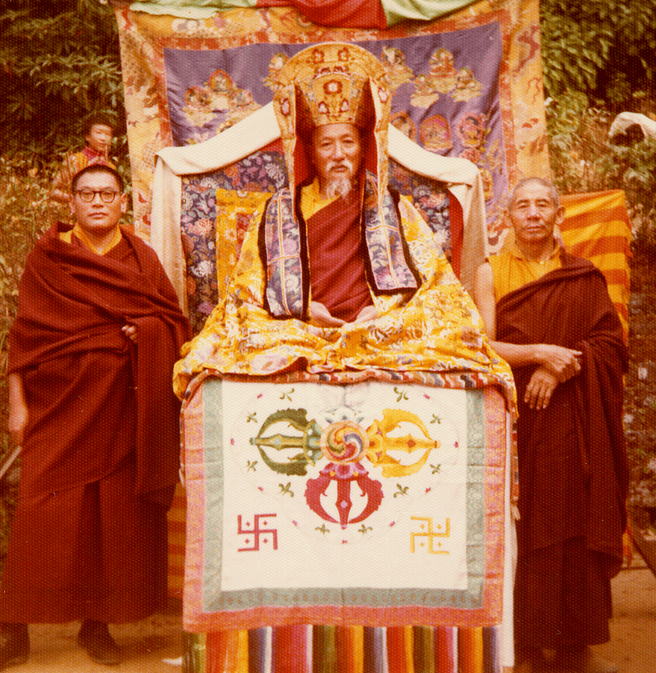 D:\DRUKPA\OM AH HUNG\Slide\Slide Bac Thay\Drukpa Thuksey Rinpoche\1st Thuksey\ThusayRinpoche2Abbots.jpg.gif