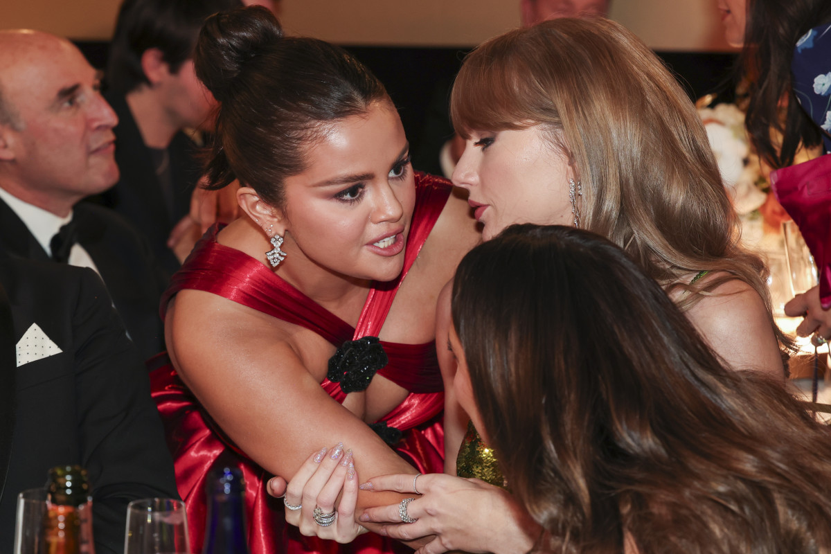 Selena y Taylor Swift hablando en los Globos de Oro 2024